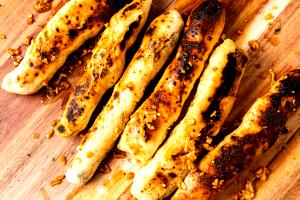 2 breadsticks (14 g) Garlic Breadsticks