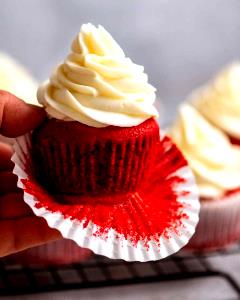 2 cakes (64 g) Red Velvet Cupcakes