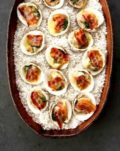 2 clams (38 g) Clams Casino
