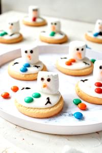 2 cookies (28 g) Almond Snowman Cookies