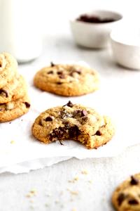 2 cookies (28 g) Gluten Free Crispy Crunchy Chocolate Chip Cookies