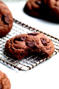 2 cookies (33 g) Dark Chocolate Chunk Cookies