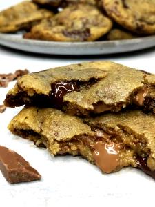 2 cookies (38 g) Chocolate Chunk & Chips Cookie Dough