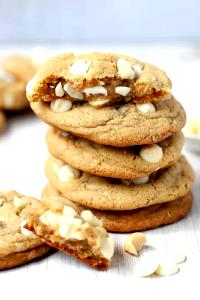 2 cookies (41 g) White Chocolate Macadamia Nut Cookies