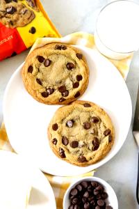 2 cookies Chocolate Chip Cookies