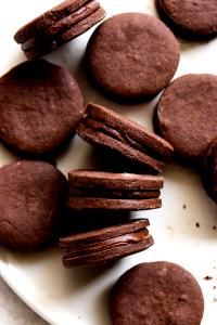 2 cookies Dark Chocolate Sandwich Cookies