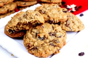 2 cookies Oatmeal Raisin Cookies