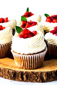 2 cupcakes (106 g) Strawberry Cupcakes
