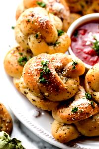 2 knots (73 g) Garlic Knots