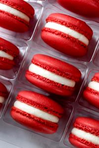 2 macaroons (25 g) Red Velvet Macaroons