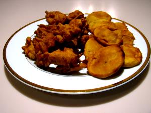 2 pakoras & 1 tbsp sauce (70 g) Vegetable Pakoras