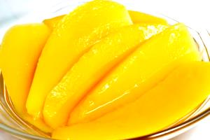 2 pieces (137 g) Sliced Mangos in Syrup