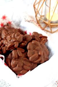 2 pieces (40 g) Chocolate Peanut Clusters