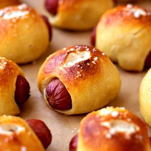 2 pieces (45 g) Pretzel Dogs