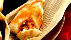 2 tamales (127 g) Chicken Tamales with Sauce