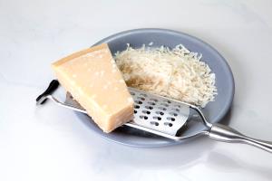 2 tsp (5 g) Grated Parmesan & Romano Cheese