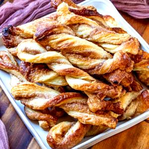 2 twists (30 g) Cinnamon Twists
