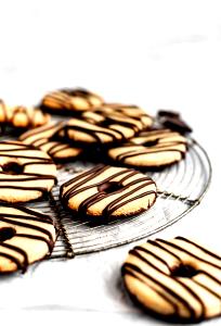 3 cookies (31 g) Fudge Shoppe Fudge Stripes Fudge Covered Shortbread Cookies