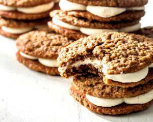 3 cookies (34 g) Oatmeal Macaroon Sandwich Creme Cookies