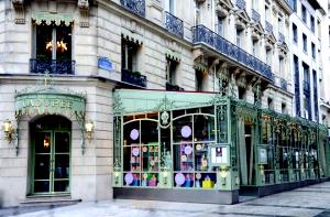 3 cups (85 g) Les Salades du Midi Champs Elysees