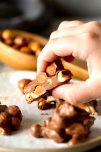 3 pieces (45 g) Chocolate Caramel Peanut Clusters