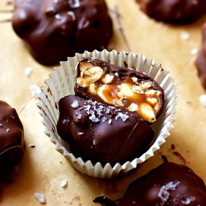 3 pieces (46 g) Sea Salt Caramel Peanut Clusters