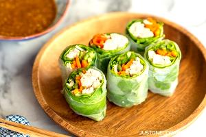 3 spring rolls (79 g) Sesame Ginger Chicken Spring Rolls