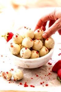 3 truffles (36 g) Strawberries & Cream White Chocolate Truffles