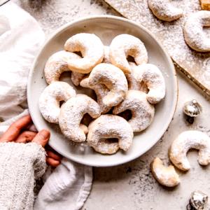 4 cookies (28 g) Sandies Almond Crescents Cookies