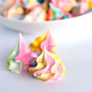4 cookies (30 g) Vanilla Rainbow Meringue Cookies