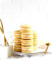 4 cookies (35 g) Vanilla Sandwich Creme Cookies