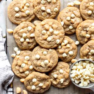 4 cookies Macadamia Nut Chocolate Chip Cookies