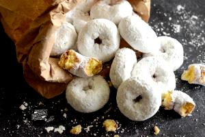 4 donuts Powdered Donuts