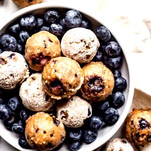 4 holes (56 g) Glazed Blueberry Doughnut Holes