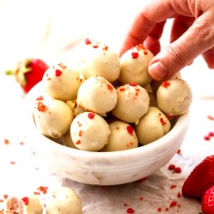 4 pieces (36 g) Strawberry Cream Coated Truffles