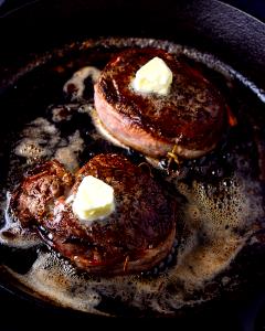 4 pieces (62 g) Beef Filet Wrapped in Peppered Bacon