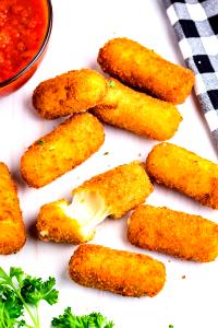 4 pieces (77 g) Cheese Sticks with Sauce (4 Pieces)