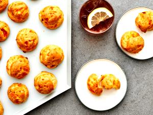 4 pieces (80 g) Pimento Cheese Puffs