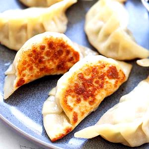 4 potstickers and 1 packet sauce (166 g) Steamed Pork Potstickers with Sauce