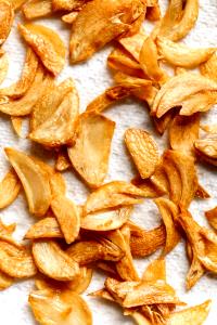 4 slices (28 g) Spicy Garlic Chips