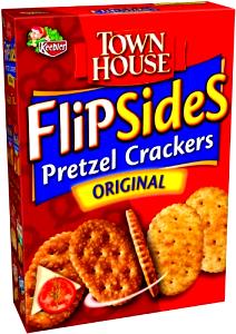 5 crackers (15 g) Town House Flipsides Cheddar Pretzel Crackers