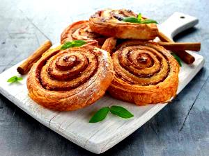 5.7 Oz Warm Cinnamon Roll, Deluxe