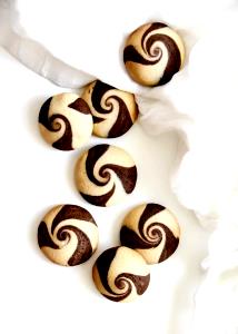 7 cookies (28 g) Chocolate Vanilla Swirl Cookies