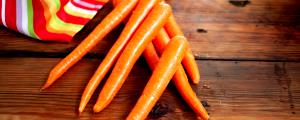 7" long, 1 1/4" diameter (78 g) Organic Carrots