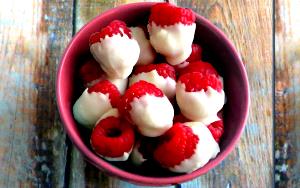 7 pieces (40 g) White Chocolate Covered Raspberries