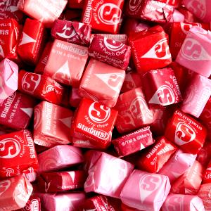 8 Pieces Fruit Chews Red Favorites