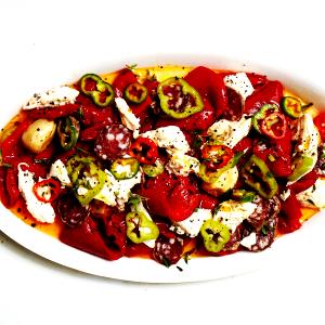 8 Pieces Sweet Salad With Oregano & Garlic Peppers
