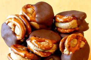 nac (1 oz) Chocolate Fudge Covered Peanut Butter Pretzel Sandwiches