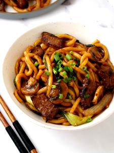 1 bowl (526 g) Yaki Udon w/ Beef & Noodles