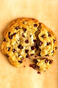 1 cookie (2 oz) Chocolate Chip Cookie